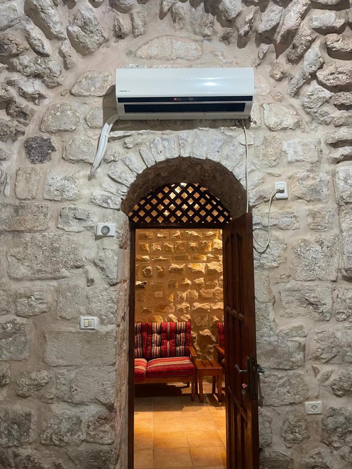 Bab El-Silsileh Hostel Jerusalem Exterior photo