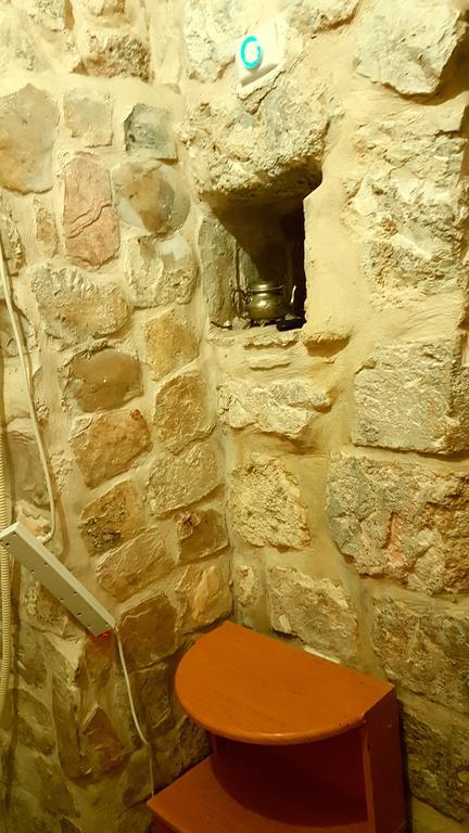 Bab El-Silsileh Hostel Jerusalem Exterior photo