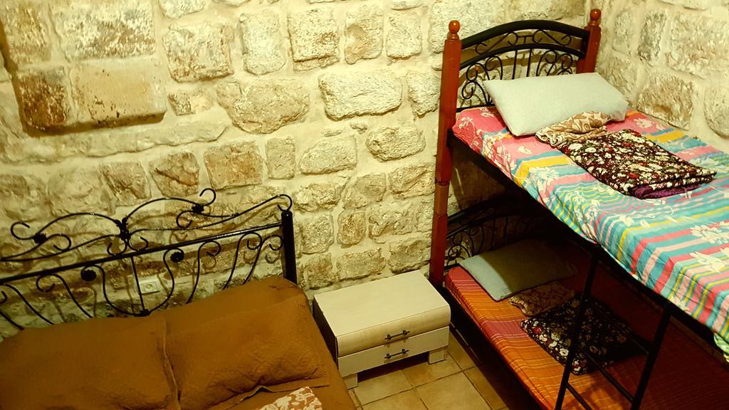 Bab El-Silsileh Hostel Jerusalem Exterior photo