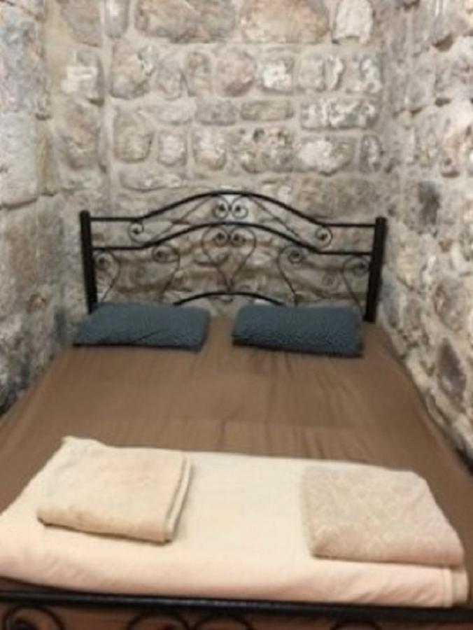 Bab El-Silsileh Hostel Jerusalem Exterior photo